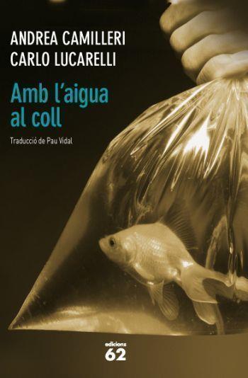 Amb l'aigua al coll | 9788429768756 | Lucarelli, Carlo / Camilleri, Andrea